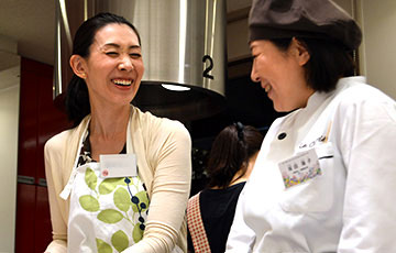 笑顔が素敵なMayukaさん。お料理が楽しくて仕方ないそうです。の写真