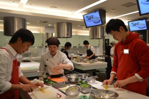 料理中です。先生が教室を見て回って丁寧に指導してくれます。